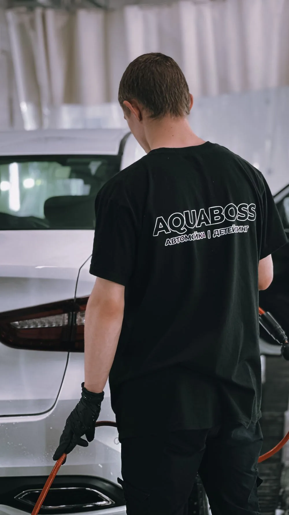 Clenzoo's trained car detailing professional cleaning a car in Kolkata
